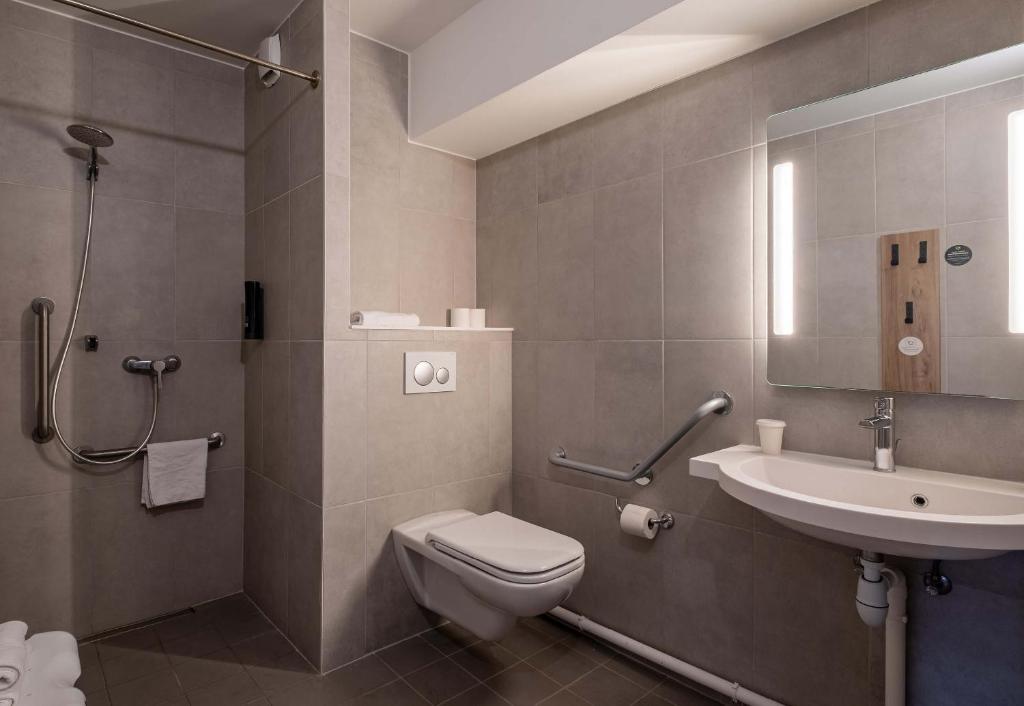 Koupelna v ubytování B&B HOTEL Evian Publier