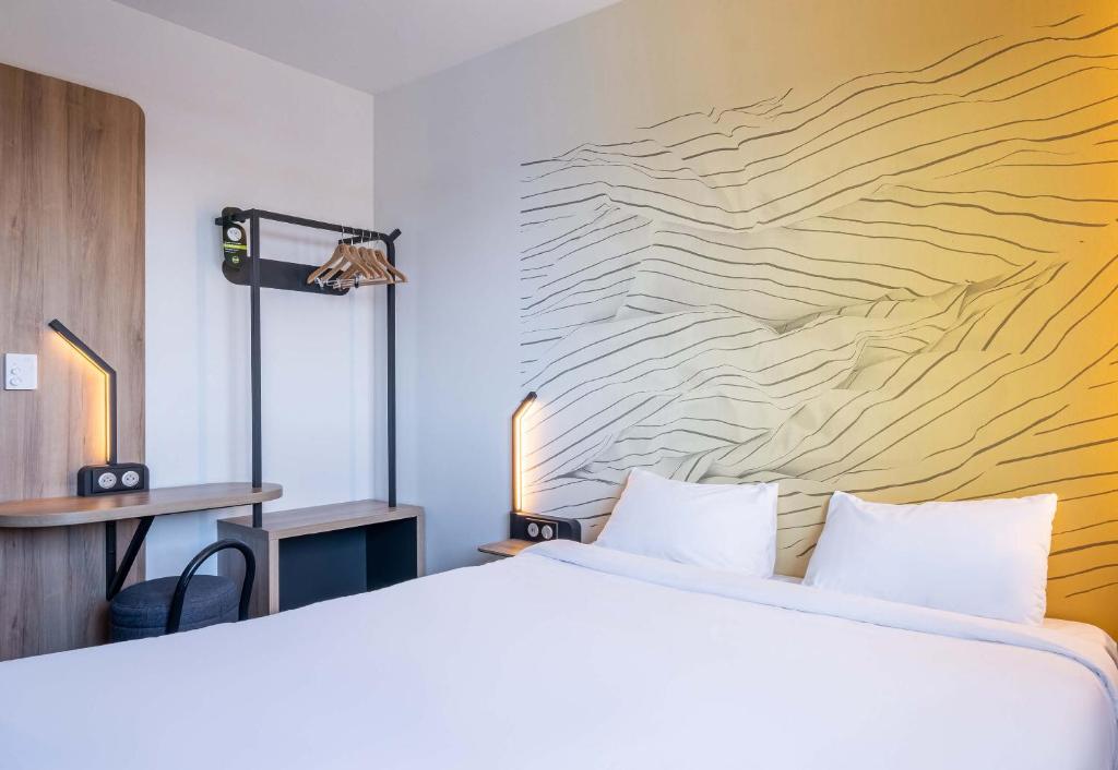 Postel nebo postele na pokoji v ubytování B&B HOTEL Evian Publier