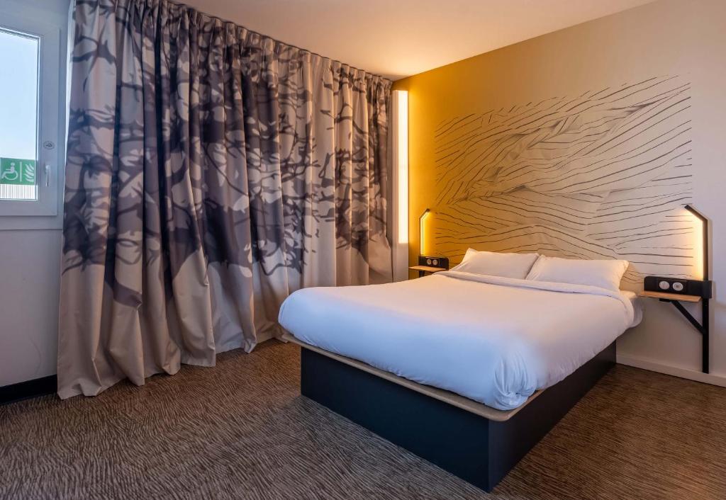 Postel nebo postele na pokoji v ubytování B&B HOTEL Evian Publier
