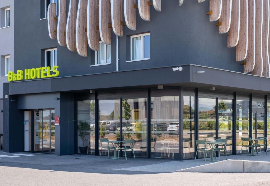 Supermarket nebo jiné obchody v  hotelu nebo okolí