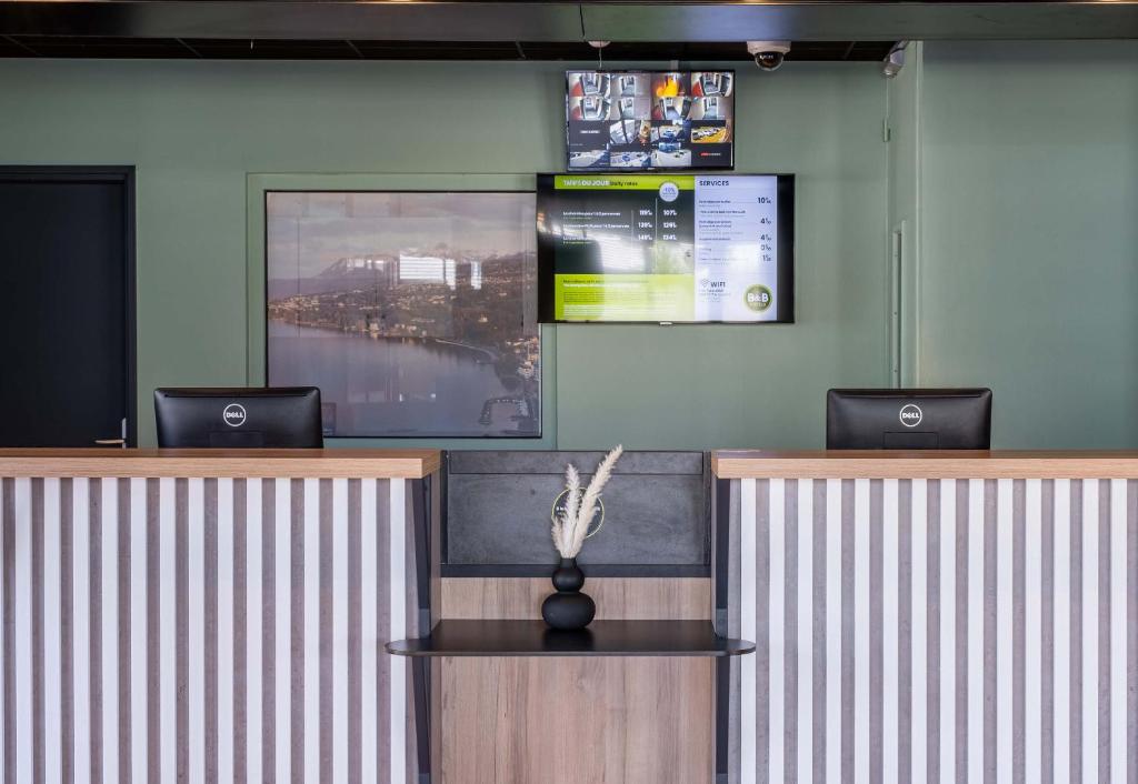 TV a/nebo společenská místnost v ubytování B&B HOTEL Evian Publier