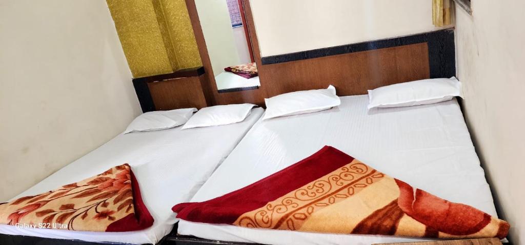 Postel nebo postele na pokoji v ubytování Hotel Sai Murlichandra Shirdi