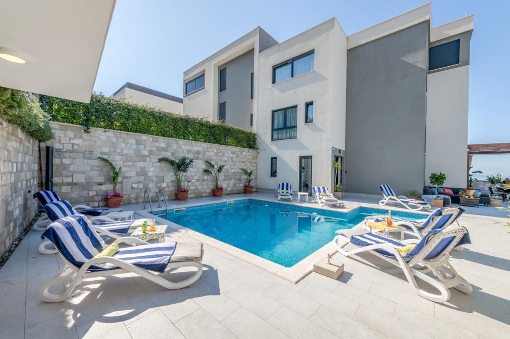 luxury-villa-blue-sky-private-pool-breakfast-podstrana-updated