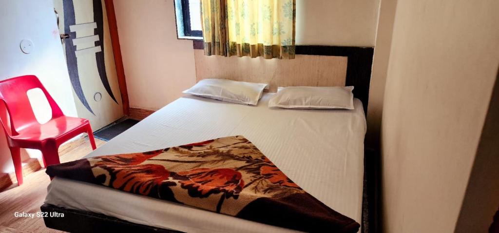 Postel nebo postele na pokoji v ubytování Hotel Sai Murlichandra Shirdi