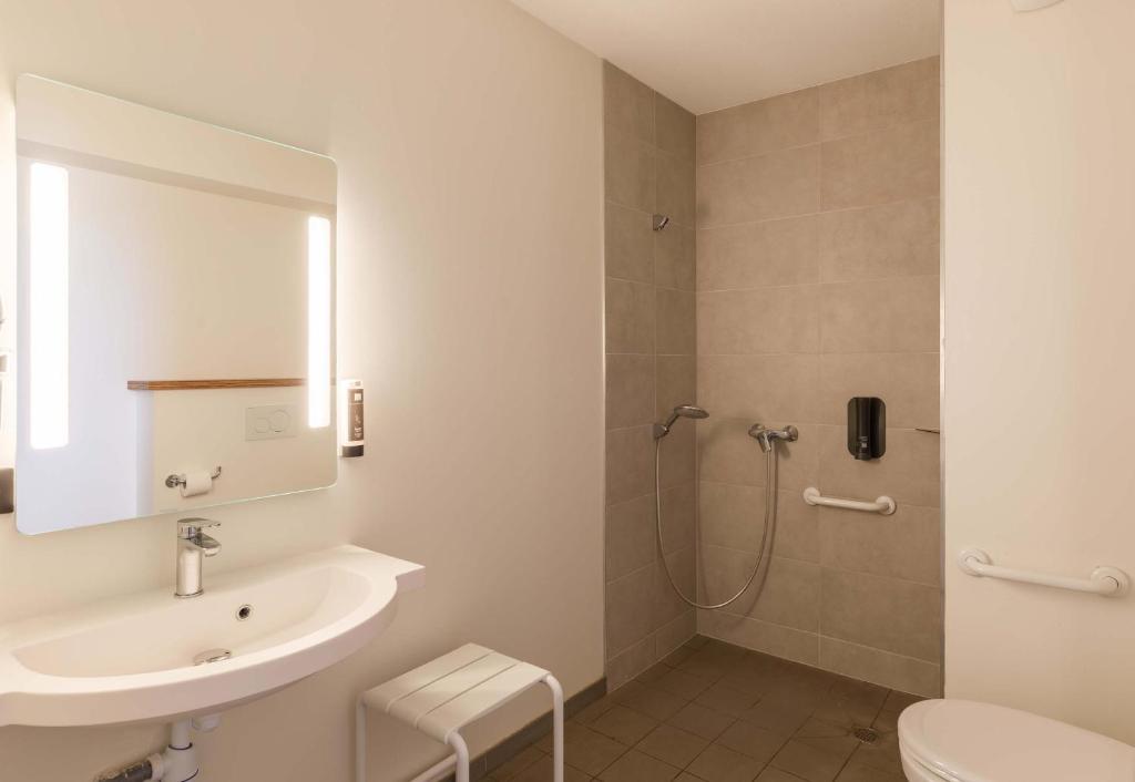 Koupelna v ubytování B&B HOTEL Clermont-Ferrand A71-A75 La Méridienne