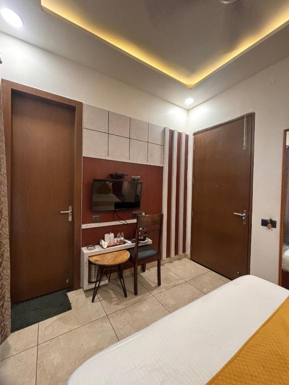 Postel nebo postele na pokoji v ubytování Anushangi Hotel