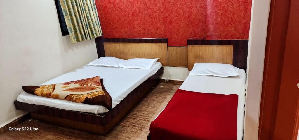 Postel nebo postele na pokoji v ubytování Hotel Sai Murlichandra Shirdi