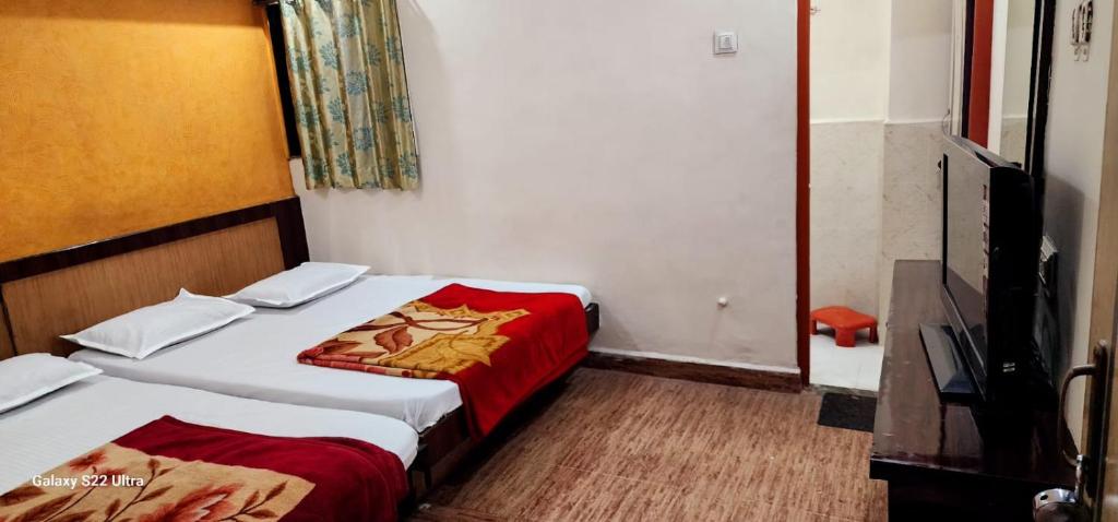 Postel nebo postele na pokoji v ubytování Hotel Sai Murlichandra Shirdi