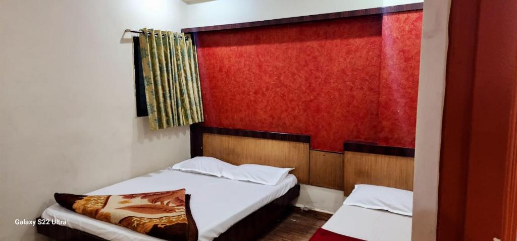 Postel nebo postele na pokoji v ubytování Hotel Sai Murlichandra Shirdi