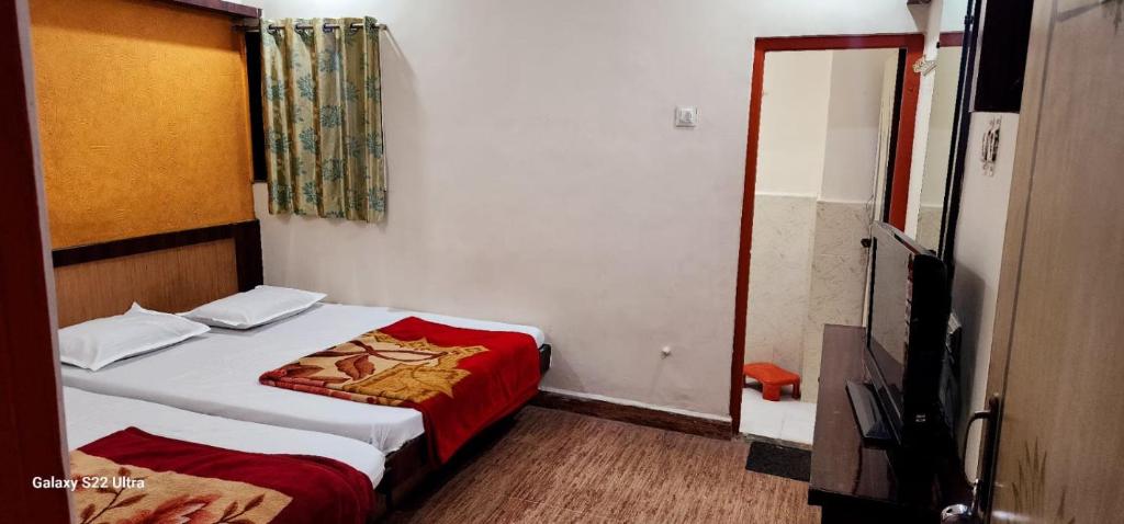 Postel nebo postele na pokoji v ubytování Hotel Sai Murlichandra Shirdi