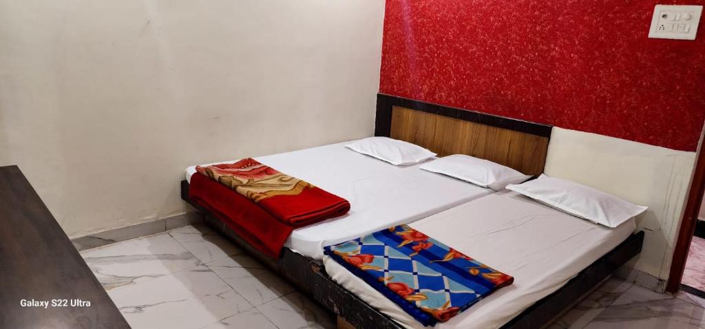 Postel nebo postele na pokoji v ubytování Hotel Sai Murlichandra Shirdi