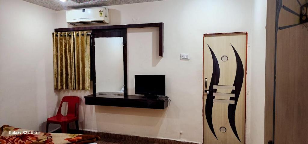 TV a/nebo společenská místnost v ubytování Hotel Sai Murlichandra Shirdi