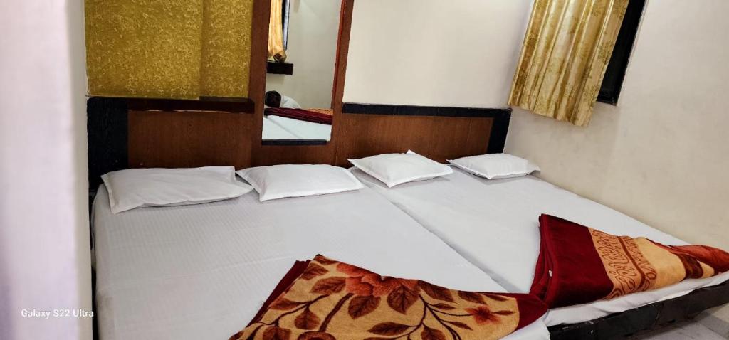 Postel nebo postele na pokoji v ubytování Hotel Sai Murlichandra Shirdi