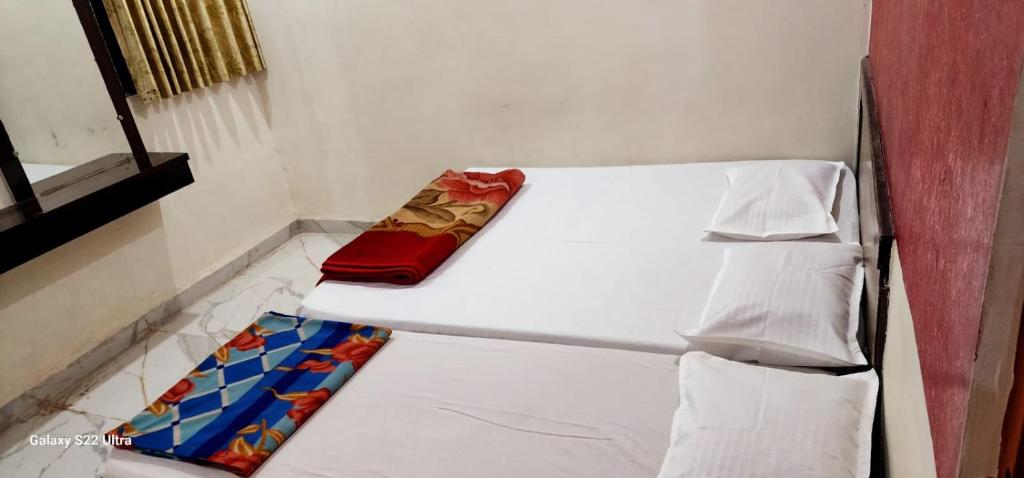 Postel nebo postele na pokoji v ubytování Hotel Sai Murlichandra Shirdi
