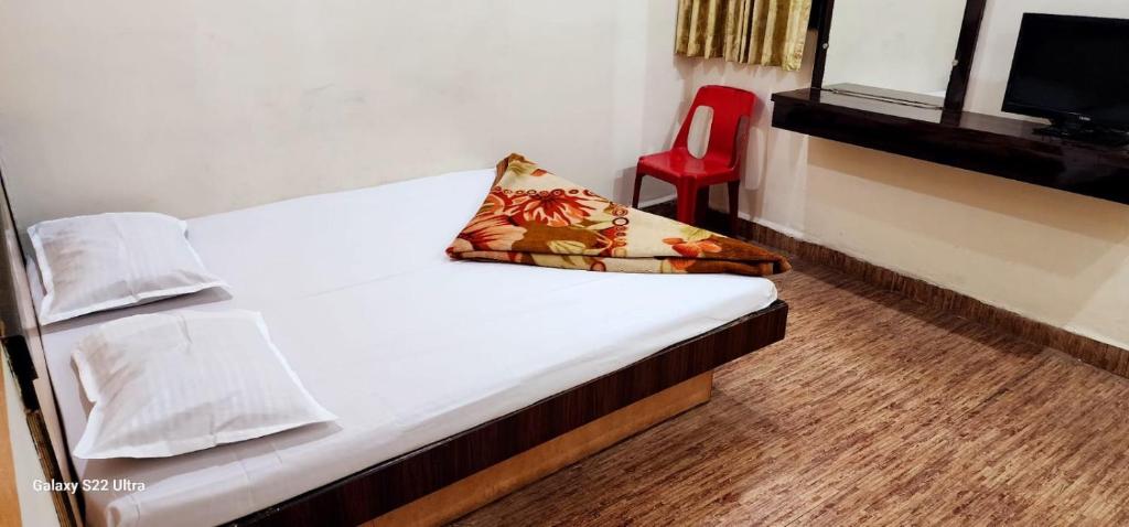 Postel nebo postele na pokoji v ubytování Hotel Sai Murlichandra Shirdi