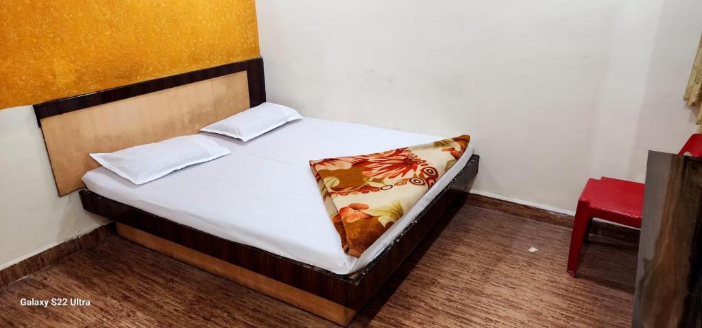 Postel nebo postele na pokoji v ubytování Hotel Sai Murlichandra Shirdi