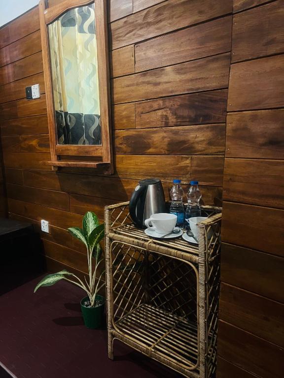 Příslušenství pro přípravu čaje a kávy v ubytování MUM Jungle Inn