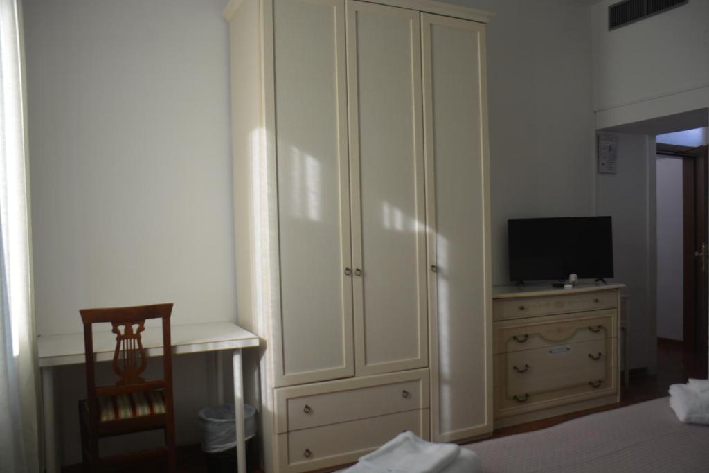 Televízia a/alebo spoločenská miestnosť v ubytovaní Hotel Cordova