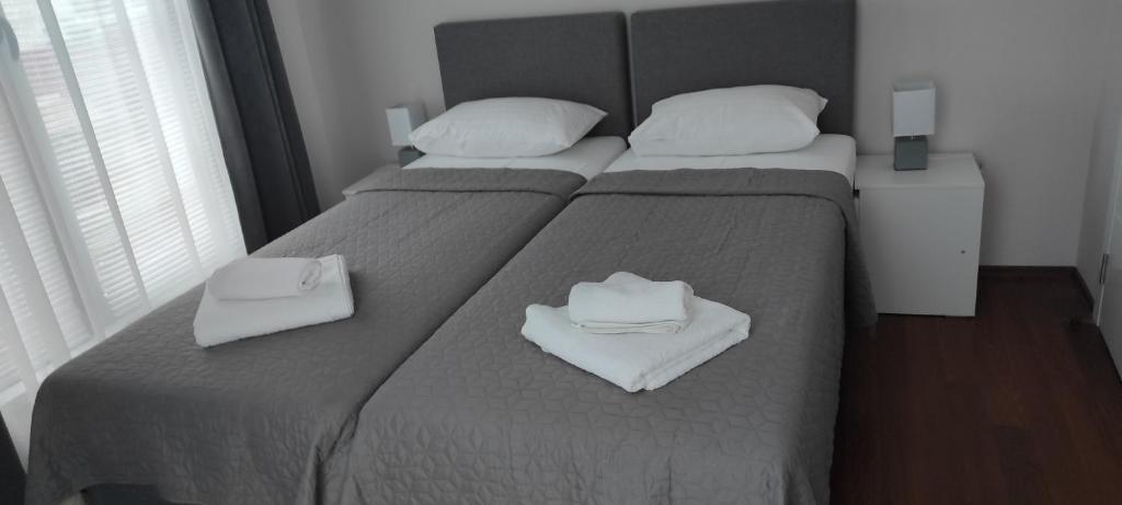 Postel nebo postele na pokoji v ubytování Apartmani METRO