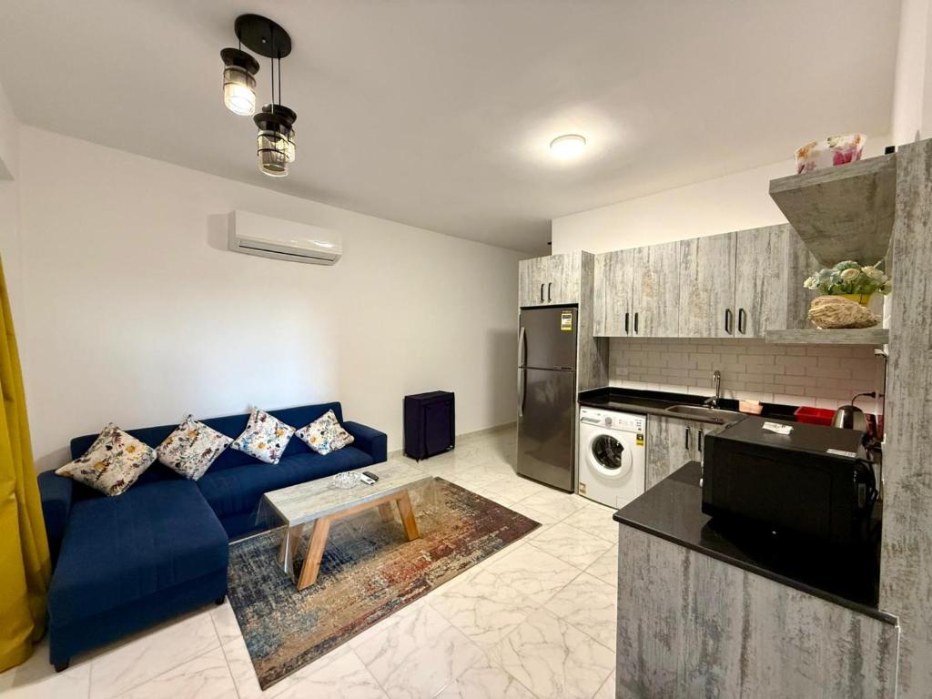Kuchyň nebo kuchyňský kout v ubytování Modern 1BR Apartment - Al Dora Resort, Hurghada