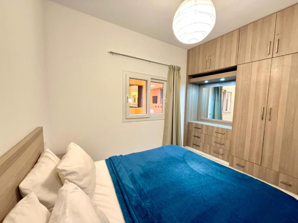 Postel nebo postele na pokoji v ubytování Modern 1BR Apartment - Al Dora Resort, Hurghada