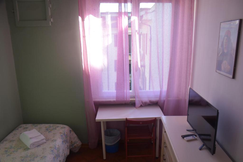 Televízia a/alebo spoločenská miestnosť v ubytovaní Hotel Cordova