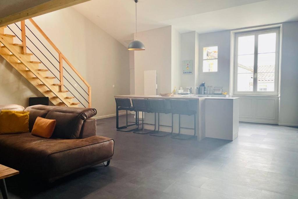 un salon avec un canapé et une cuisine dans l'établissement Le Leonard - Beau T4 Refait a Neuf Hypercentre LR, à La Rochelle
