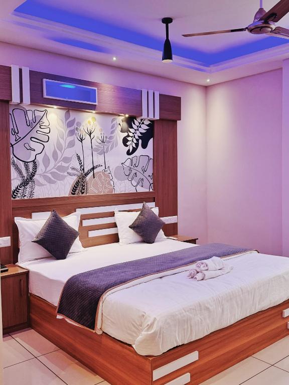 Postel nebo postele na pokoji v ubytování IvyArk Residency