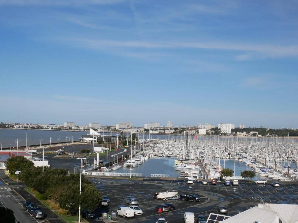 un port de plaisance avec un tas de bateaux. dans l'établissement Le Grand Lazaret Vue Mer - Wifi, à La Rochelle