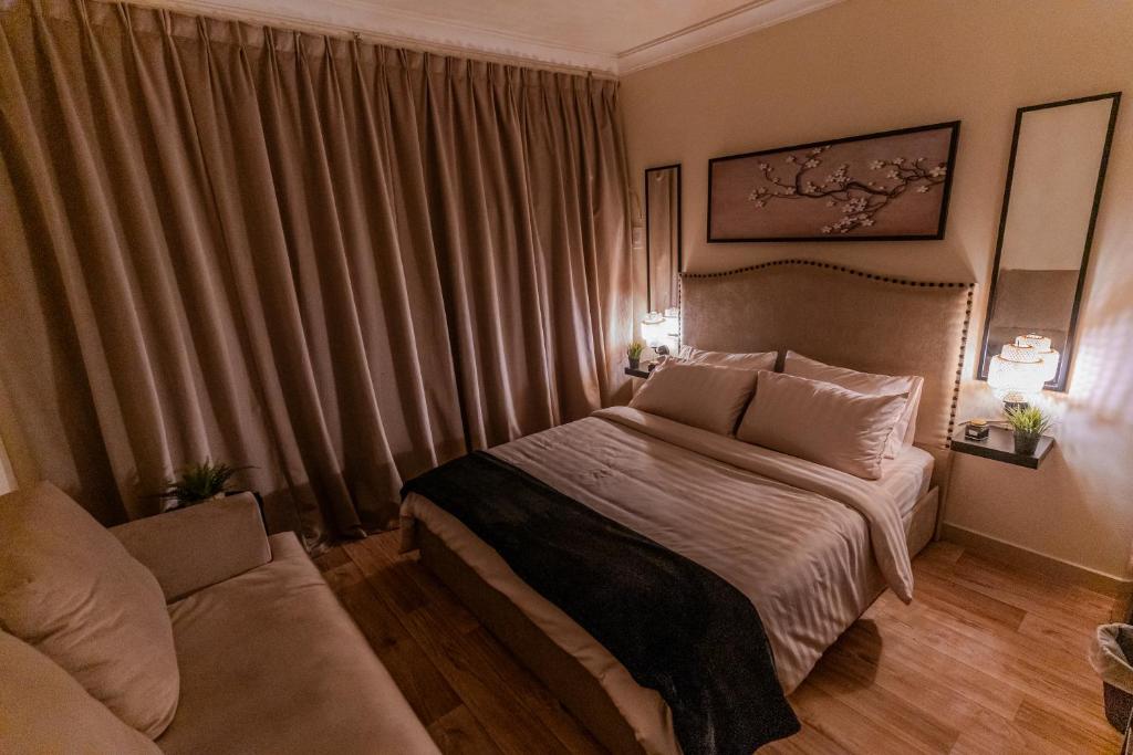 Ένα ή περισσότερα κρεβάτια σε δωμάτιο στο الجاكرندا الدرعيه البجيري