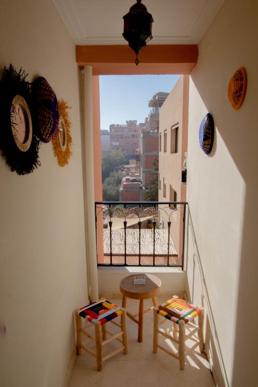 Cette chambre dispose d'un balcon offrant une vue sur la ville. dans l'établissement Cozy I Victor Hugo, à Marrakech