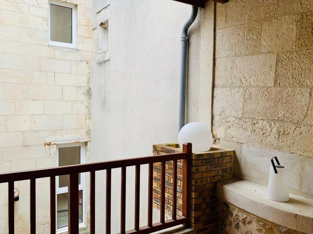 d'un balcon avec un vase. dans l'établissement Le Petit Cloutiers - Plein Centre Ville - Wifi, à La Rochelle