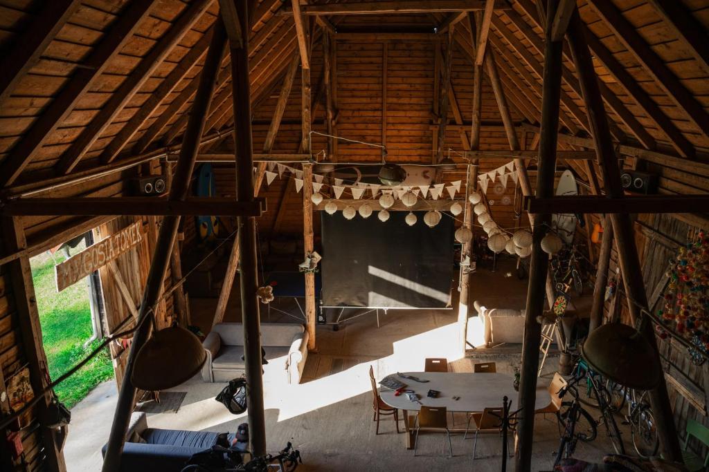 TV a/nebo společenská místnost v ubytování Pilwa 17 - Glamping na Mazurach