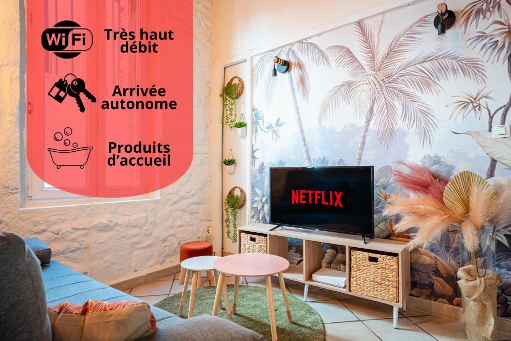 un salon avec une télévision et une table dans l'établissement T2 Cosy & Élégant à Castellane Idéal Couple Pro, à Marseille