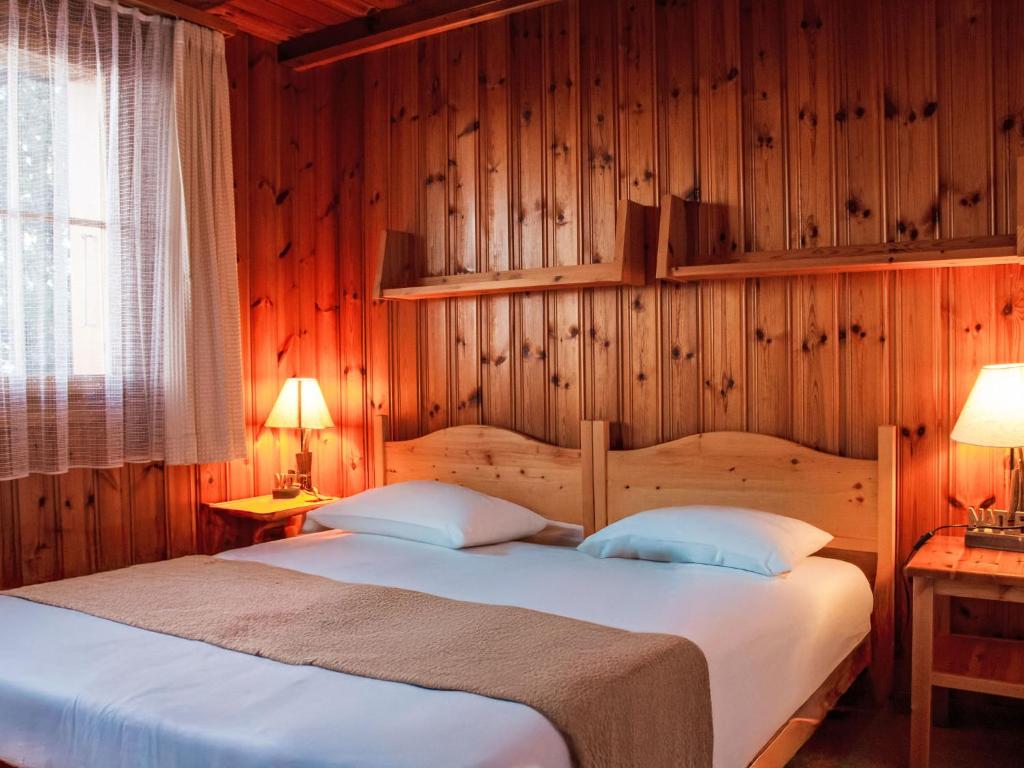 Postel nebo postele na pokoji v ubytování Chalet Magicien by Interhome