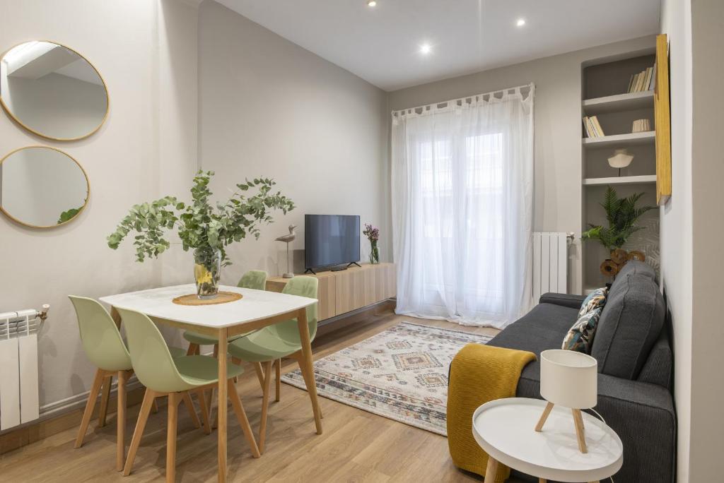 a living room with a table and a couch at Espaciosa Casa con 3 Dormitorios en Santander in Santander