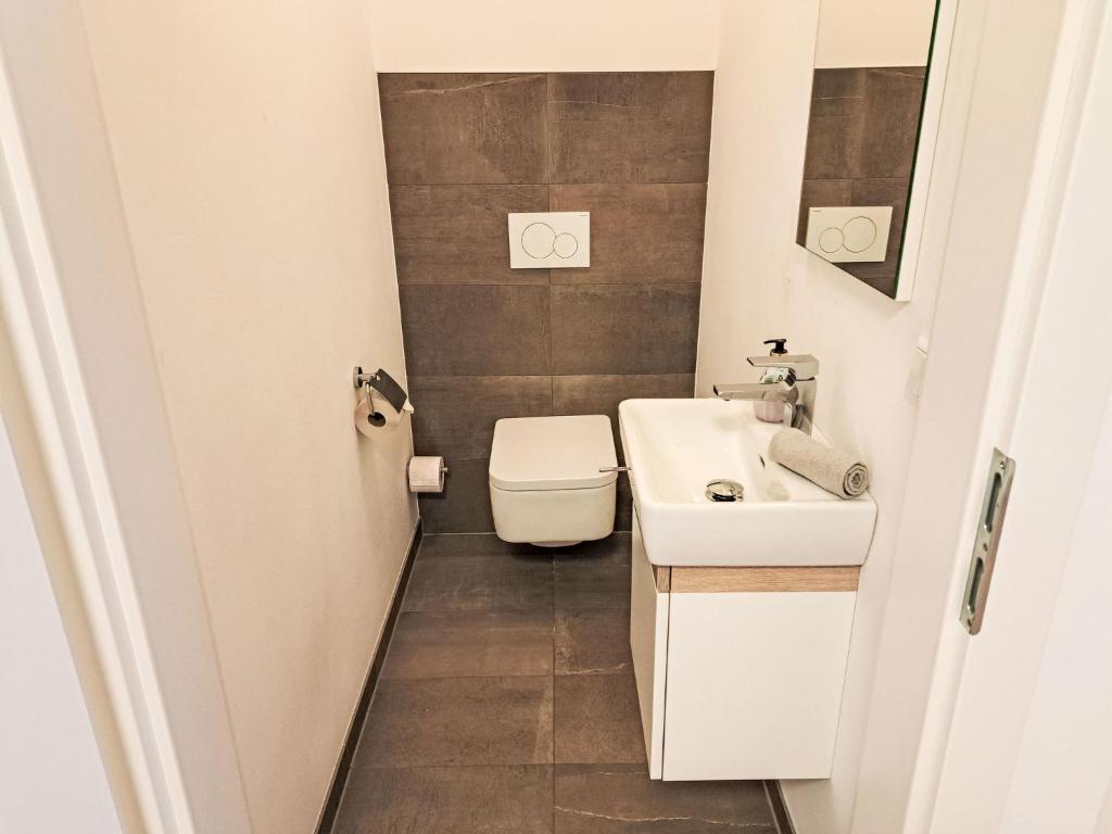 A bathroom at Apartment Seensucht alpe maritima Ski & See-Top 25 by Interhome
