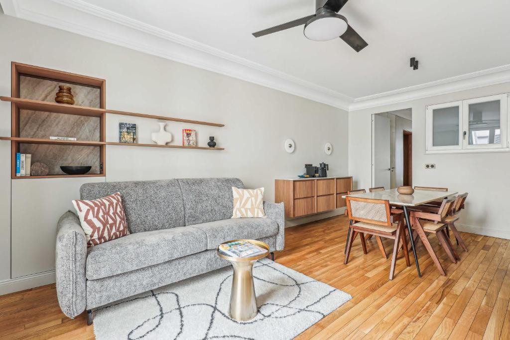 un salon avec un canapé et une table dans l'établissement Magnificent Flat - 2BR-6P - Champs Elysées, à Paris