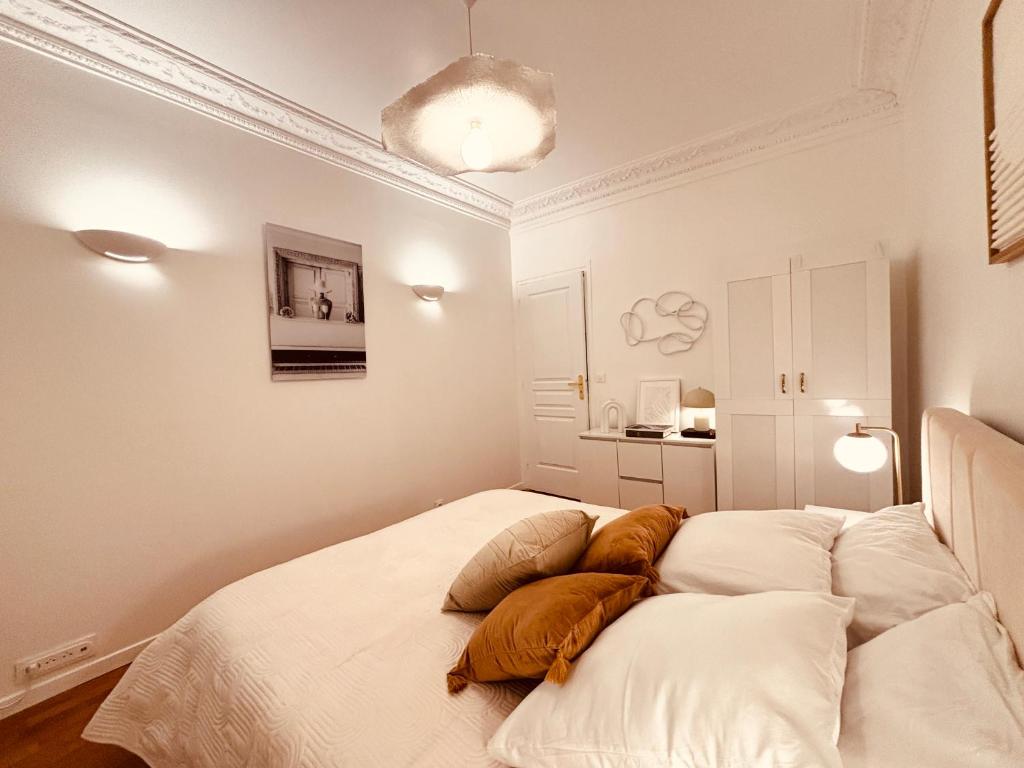 une chambre avec un lit avec un oreiller dessus dans l'établissement Paris Moments, Your Moments, à Paris