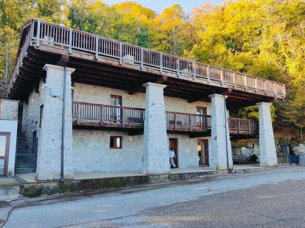 ソリアーノ・ネル・チミーノにあるOstello il Faggioのバルコニー付きの古い建物