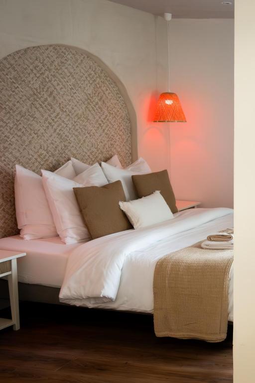 une chambre avec un grand lit avec des oreillers blancs dans l'établissement L adresse secrète escapade romantique avec jacuzzi et pièce secrète, à Sevremont