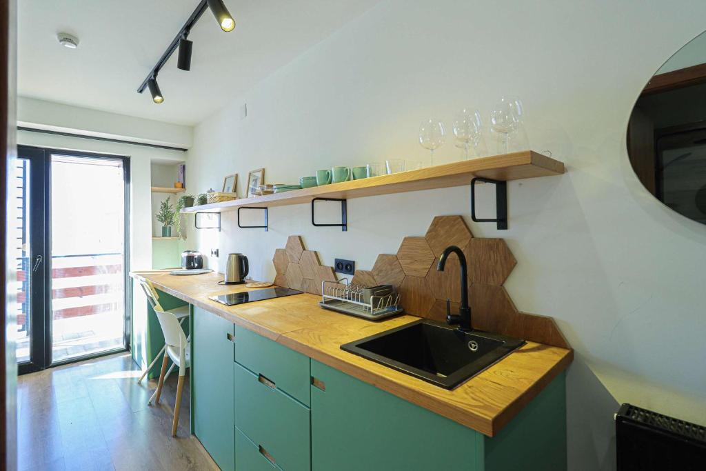 Kuchyň nebo kuchyňský kout v ubytování Stylish Studio Apartment with balcony In Marshall Gudauri Project