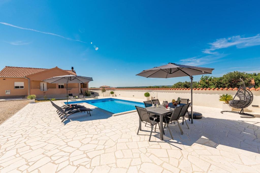 Bazén v ubytování Villa Jenny ZadarVillas nebo v jeho okolí