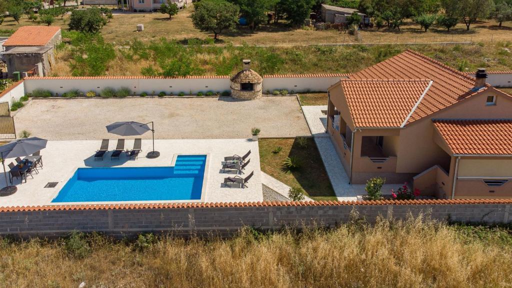 Bazén v ubytování Villa Jenny ZadarVillas nebo v jeho okolí
