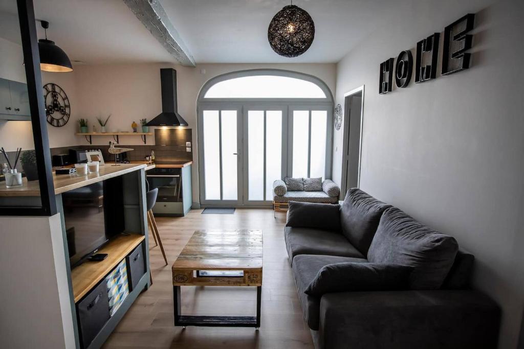 un salon avec un canapé et une table dans l'établissement Le Marechal - T2 Hypercentre La Rochelle - Wifi, à La Rochelle