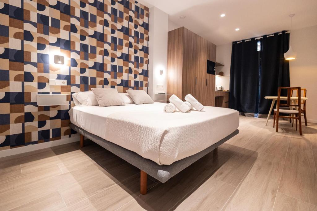 Postel nebo postele na pokoji v ubytování Yard Patraix by Concept Flats