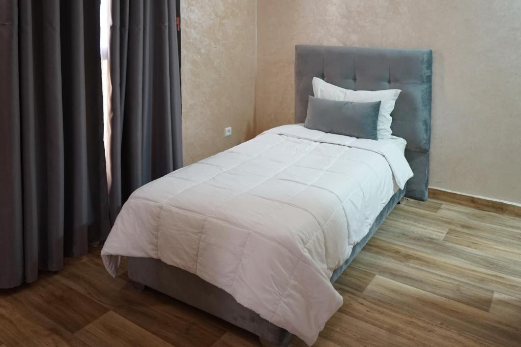 Postel nebo postele na pokoji v ubytování Hotel Nouzha