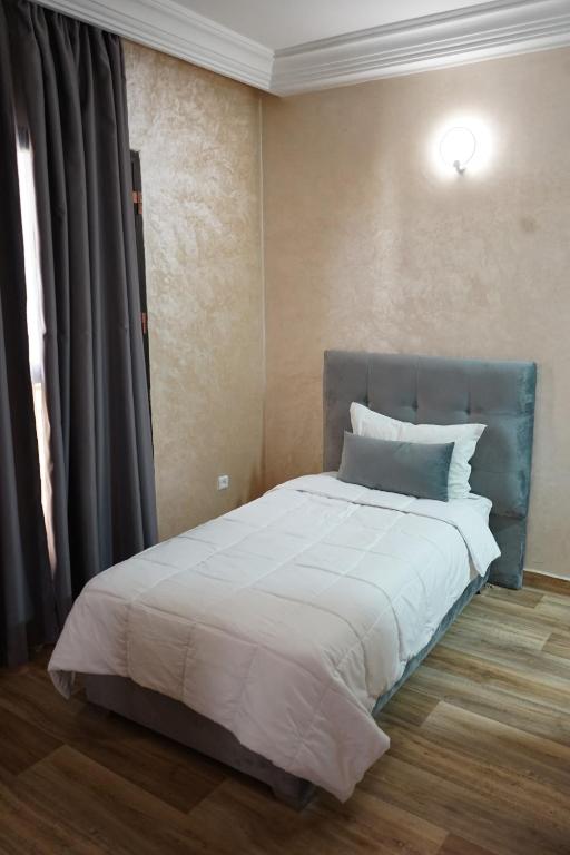 Postel nebo postele na pokoji v ubytování Hotel Nouzha