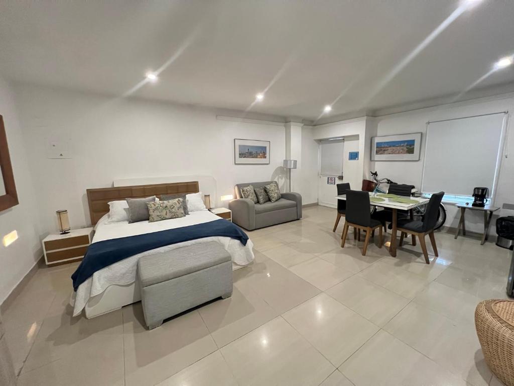 Ένα ή περισσότερα κρεβάτια σε δωμάτιο στο Hermoso apto estudio en la ciudad amurallada!