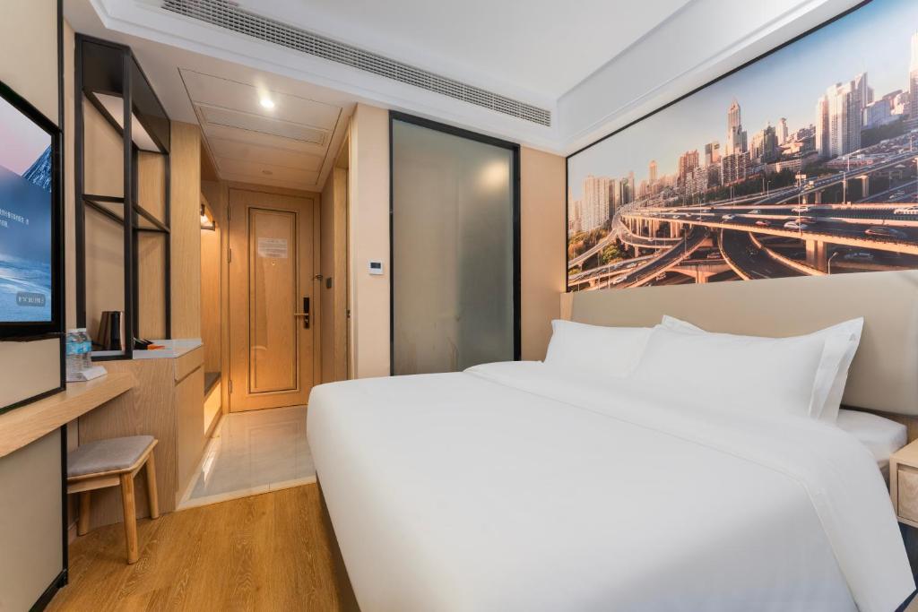 Postel nebo postele na pokoji v ubytování Shanghai Manhua Hotel-Provides free shuttle service to Disneyland